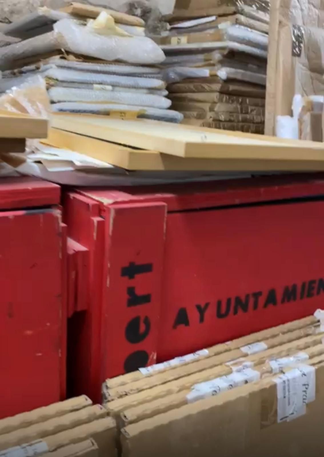 Imagen de los grabados apilados en el cuarto al lado de la caldera