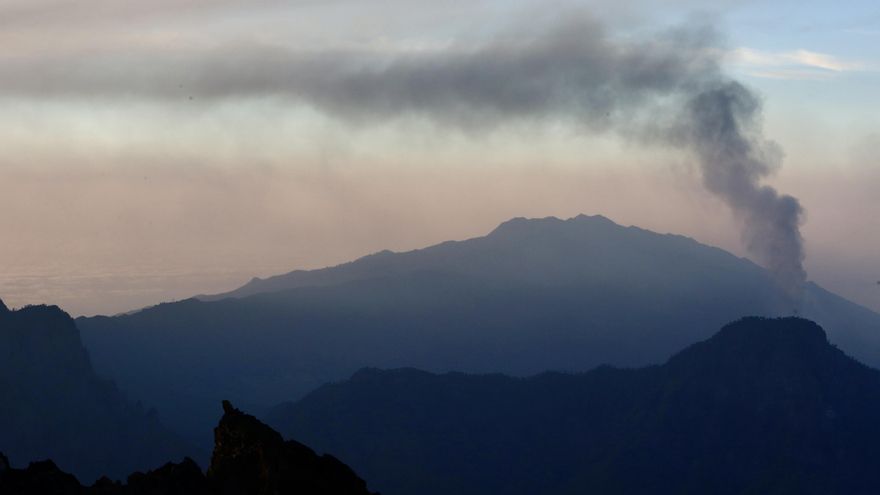 Nube de cenizas volcánicas desplazándose al este de La Palma. / FOTO: ALEJANDRO RAMOS