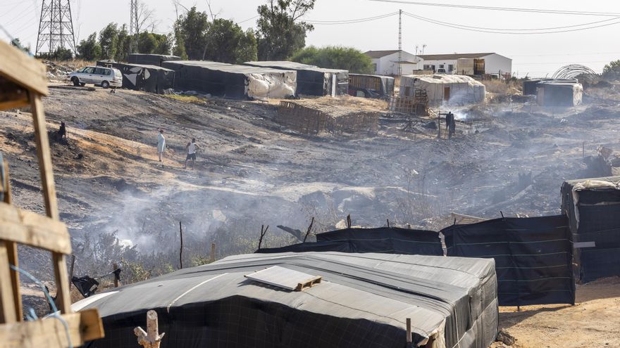 Un incendio forestal afecta a unas 70 chabolas de un asentamiento de Palos (Huelva)