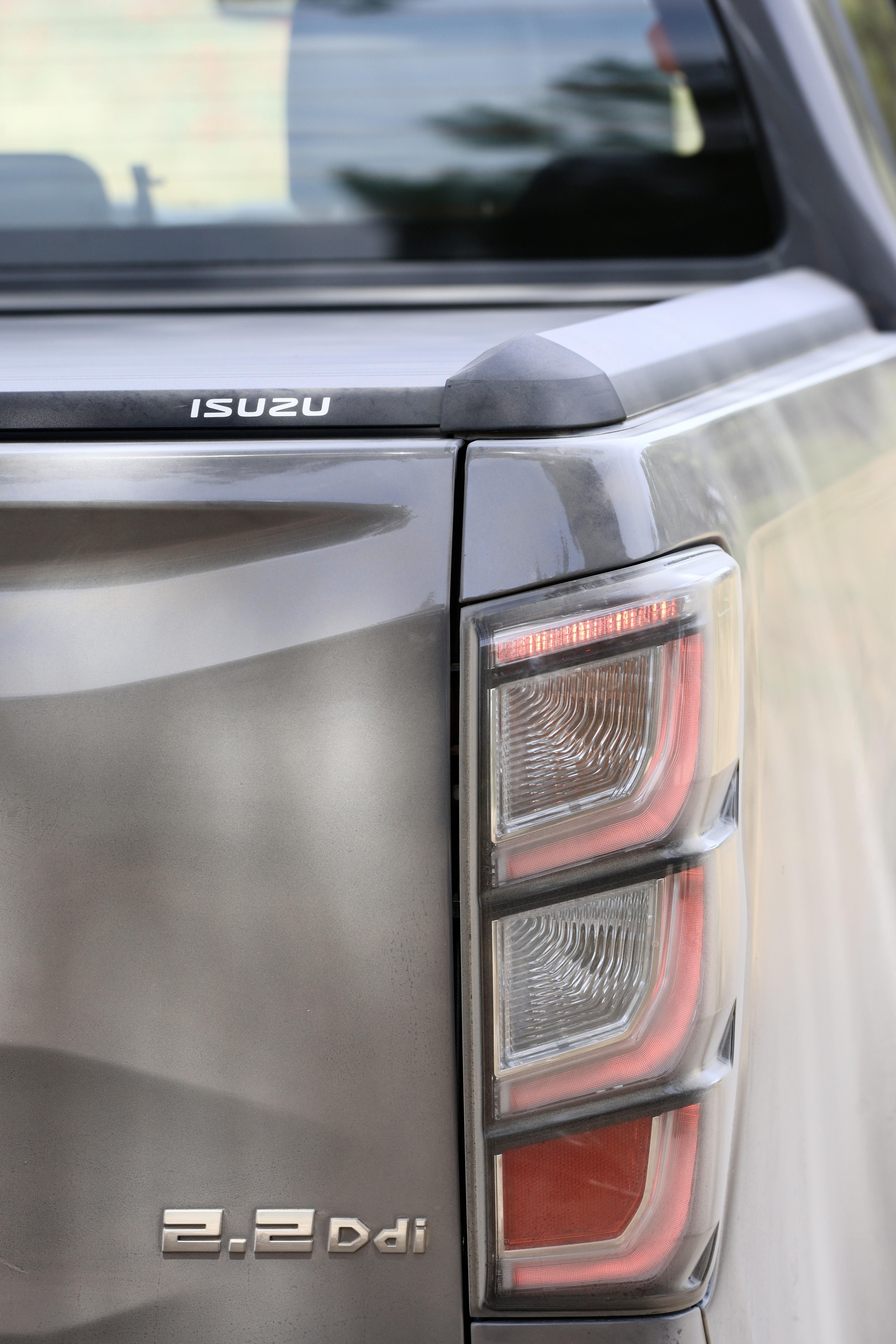 Mención de modelo y piloto trasero del D-Max 2026.