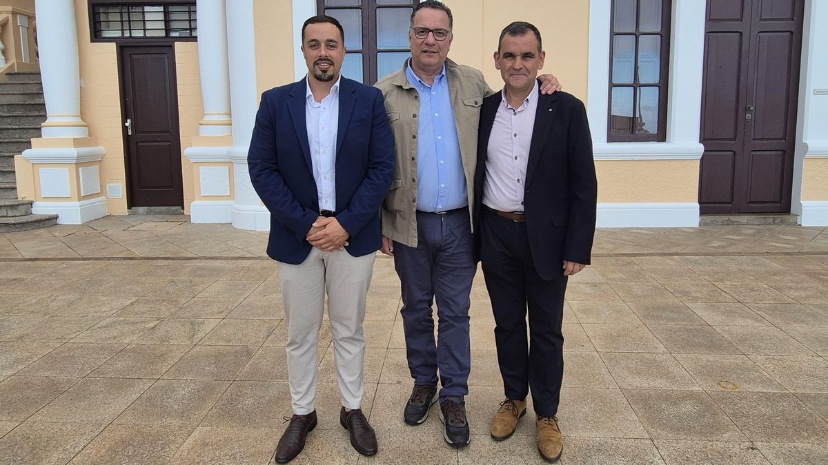Idafe Hernández (i), alcalde de Villa de Mazo; Poli Suárez (c), consejero de Educación, Formación Profesional, Actividad Física y Deportes del Gobierno de Canarias, y  Luis Cabrera, concejal de Obras.