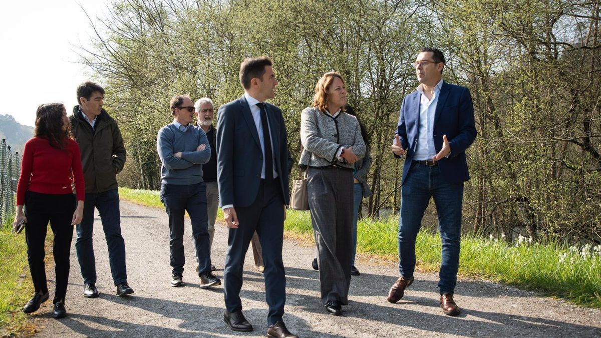 La Confederación y el Ayuntamiento de Val de San Vicente acuerdan sustituir la pasarela peatonal de Muñorrodero