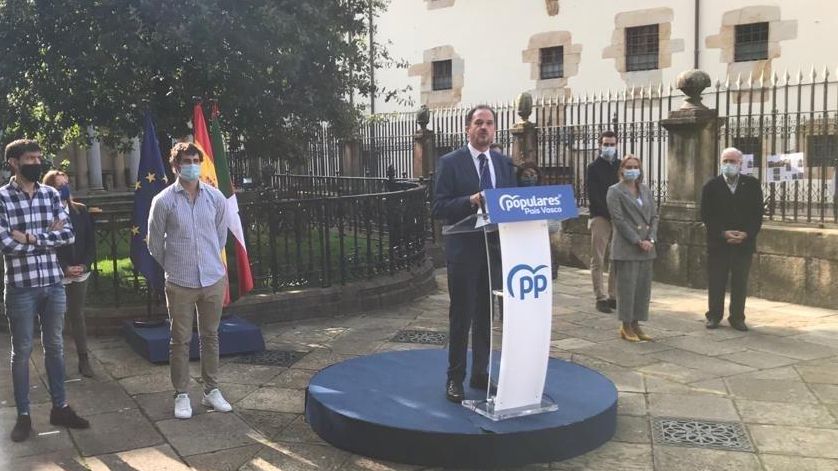 El presidente del PP Vasco, Carlos Iturgaiz, en un acto en Gernika para conmemorar el 41 aniversario del Estatuto,