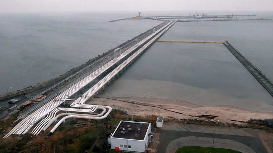 Fotografía tomada hoy, miércoles 9 de enero de 2007, de una de las zonas del puerto de Gdansk, en el norte de Polonia, el lugar al que llega el petróleo del oleoducto Druzhba (Rusia) y desde donde se envía a las refinerías del país.