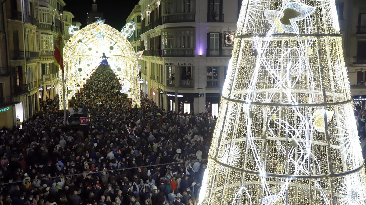 Archivo - Miles de personas disfrutan del inicio del encendido navideño en la céntrica calle Larios a 26 de noviembre del 2021 en Málaga (Andalucía)