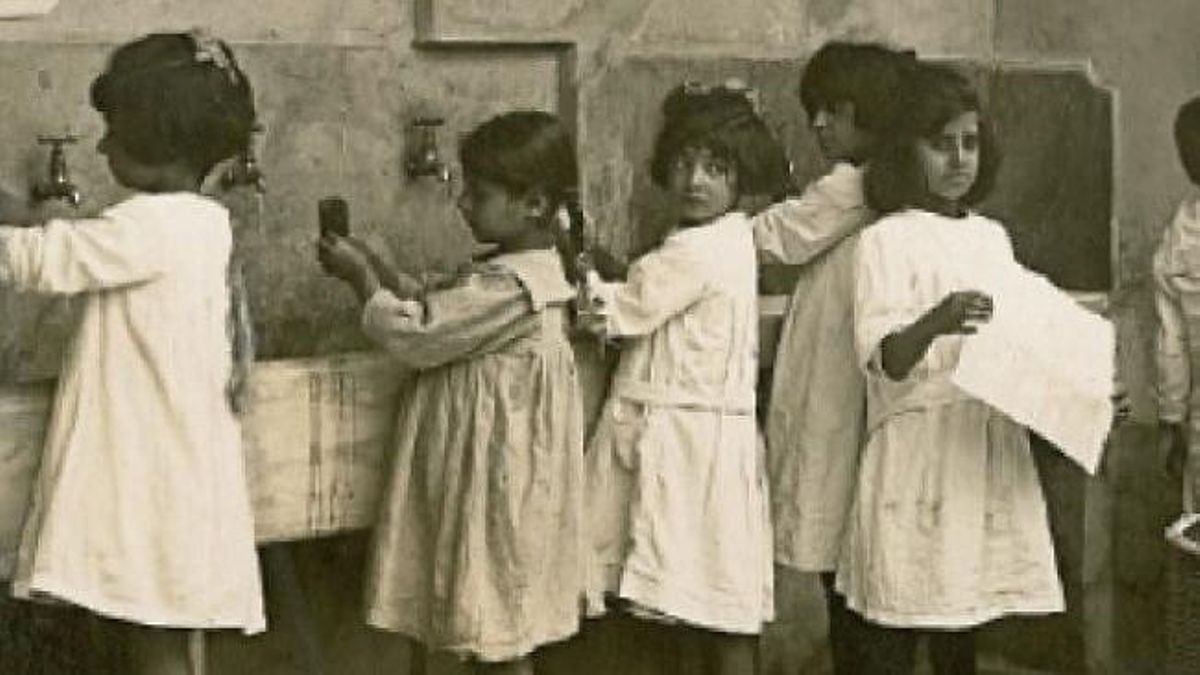 Fotografía de una escuela para niñas del siglo XIX.
