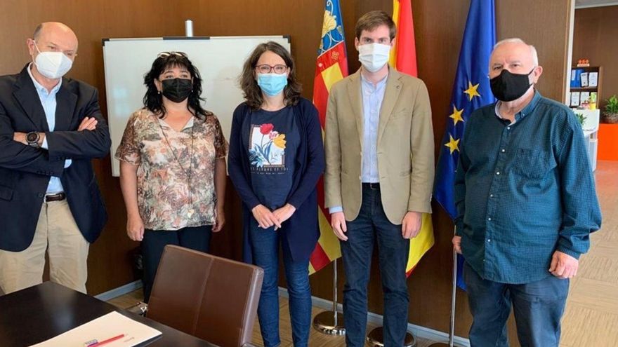 La vicepresidenta valenciana, Mónica Oltra, junto a representantes de Oxfam Intermón.