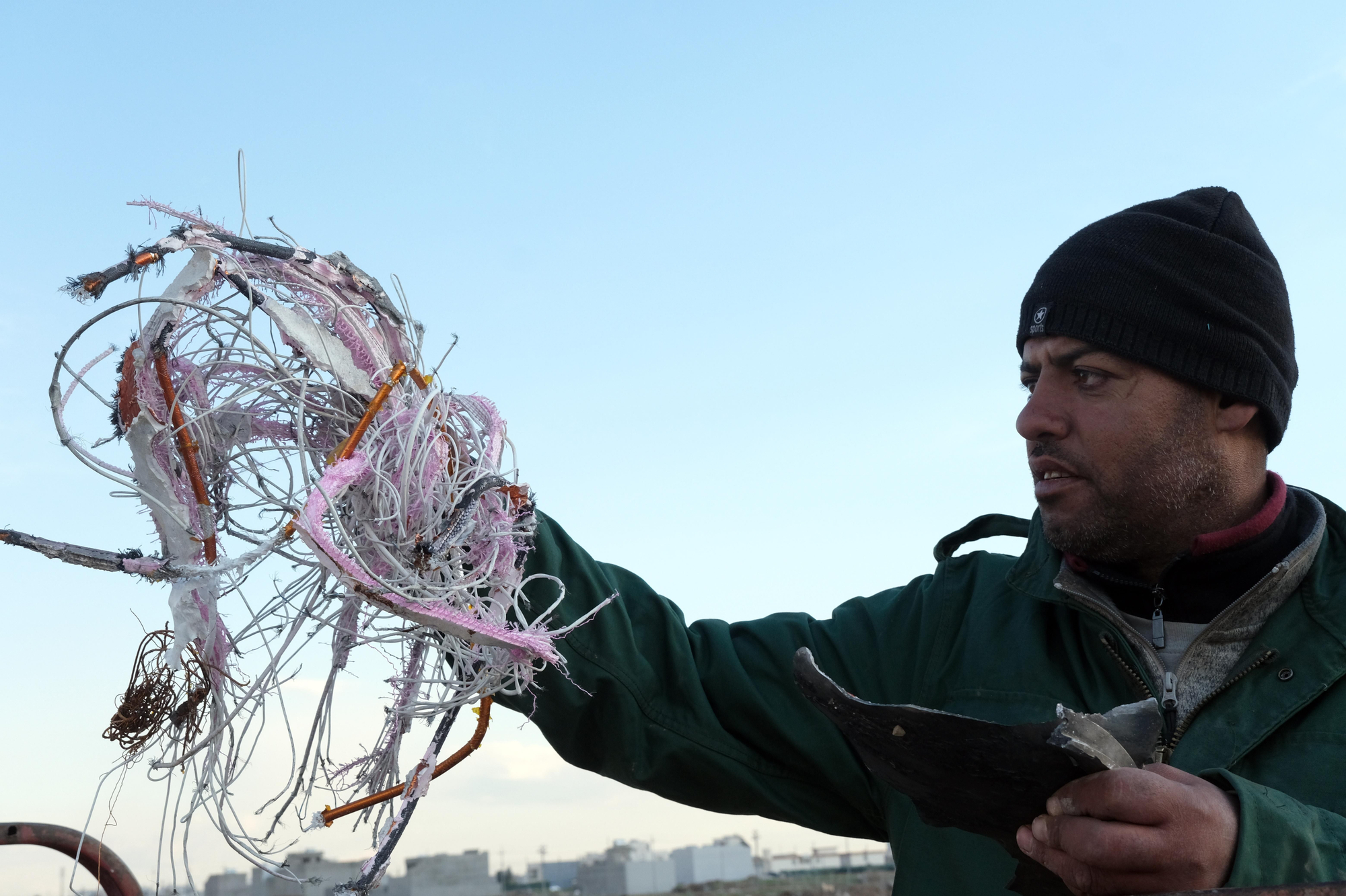 Un hombre muestra restos de metralla y drones tras un ataque iraní sobre posiciones de EEUU en Erbil (Irak).