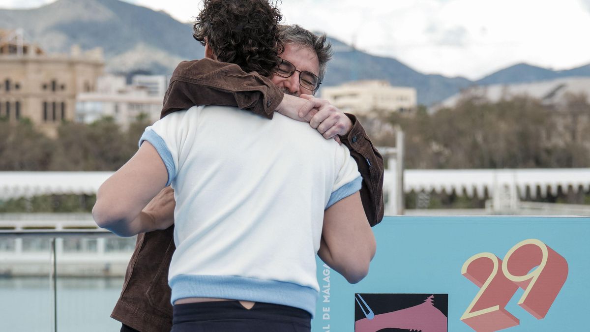 Jordi Évole abraza a Edu Casanova en Málaga