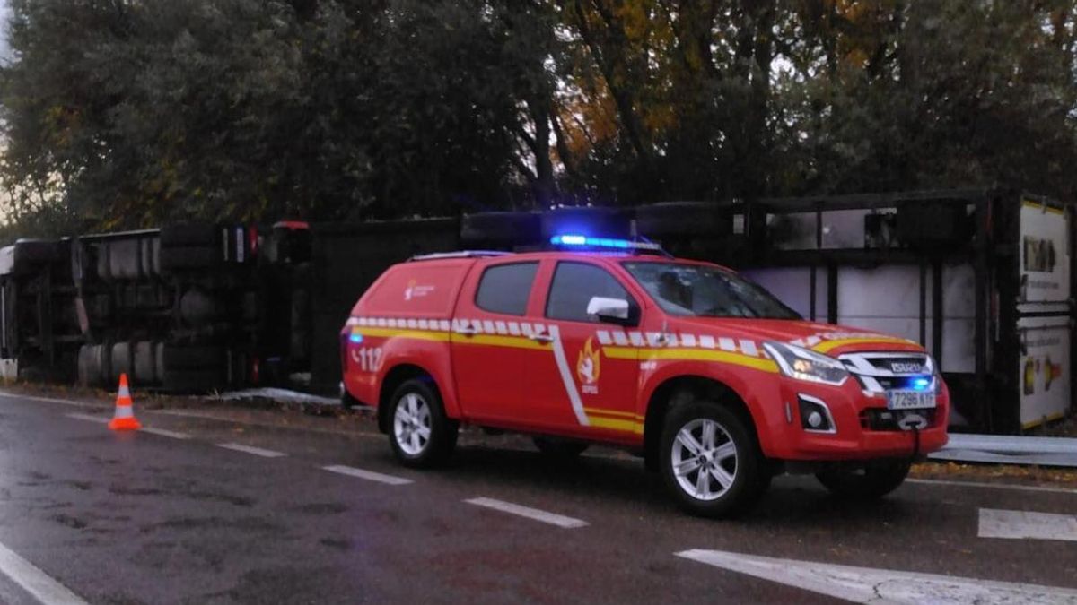 Bomberos de Valencia de Don Juan intervienen para despejar la calzada tras el vuelco de un camión