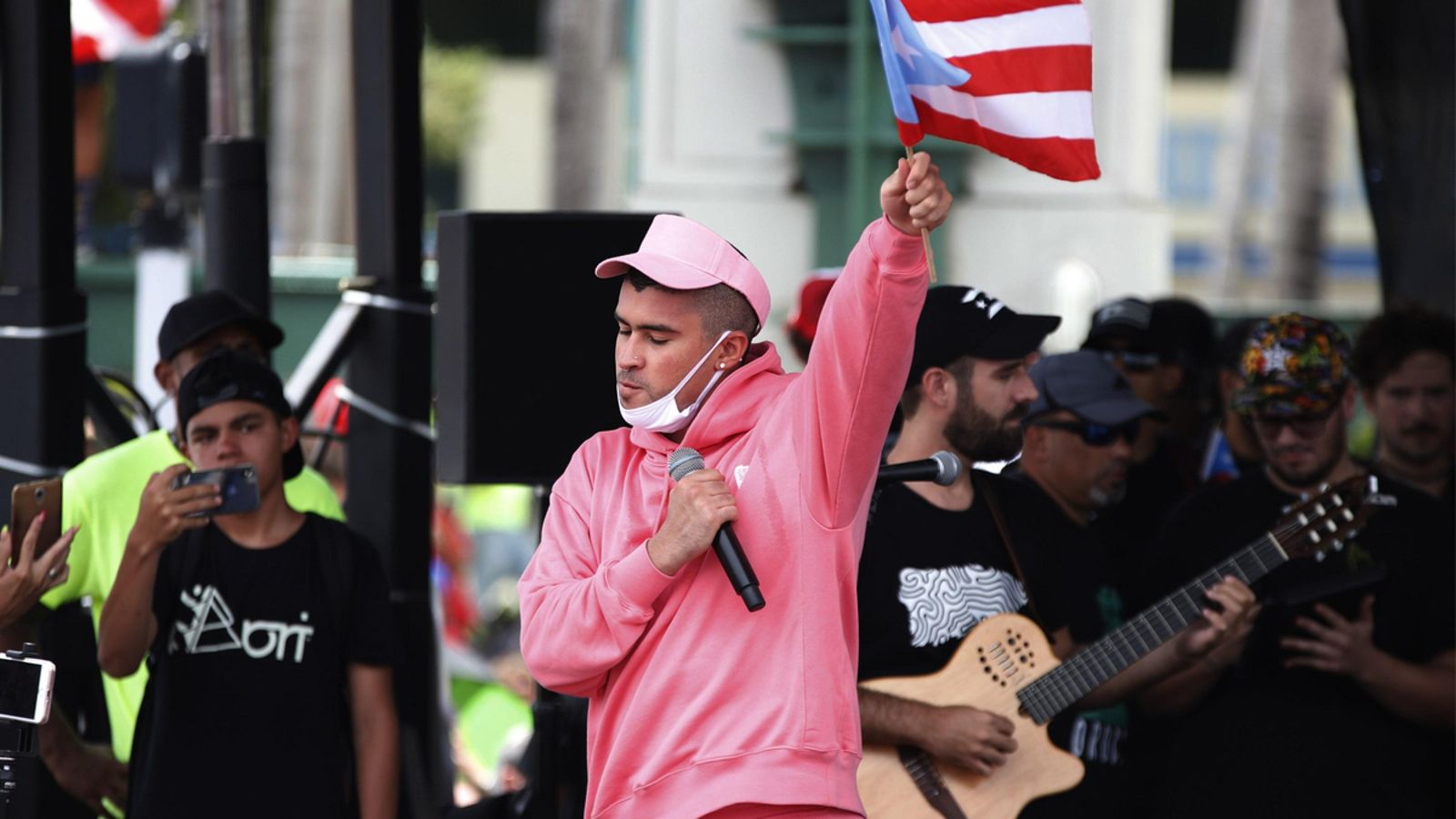 Bad Bunny critica el "expolio" sobre Puerto Rico en un político  videoclip-reportaje | video 1