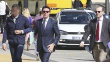 José Manuel Soria, junto a su abogado, Nicolás González-Cuéllar, y un escolta policial, en la Ciudad de la Justicia de Las Palmas de Gran Canaria. (ALEJANDRO RAMOS)