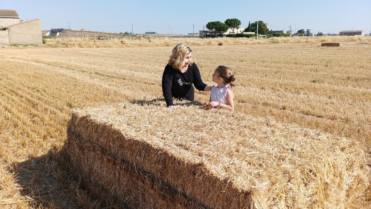 Llaquet, junto a su hija en un campo.