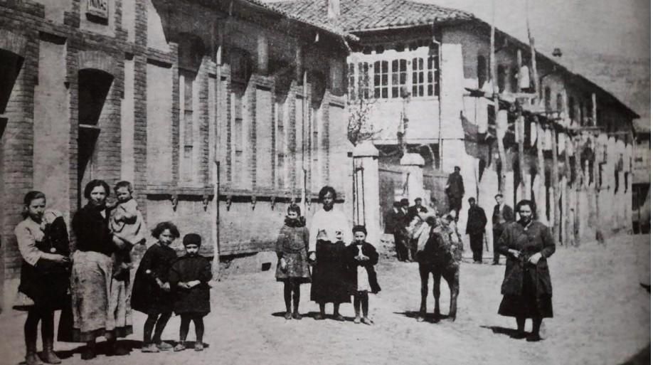 La Casona en los años 40, al fondo y aún con jardín exótico, junto a la entrada de niñas de las viejas escuelas.