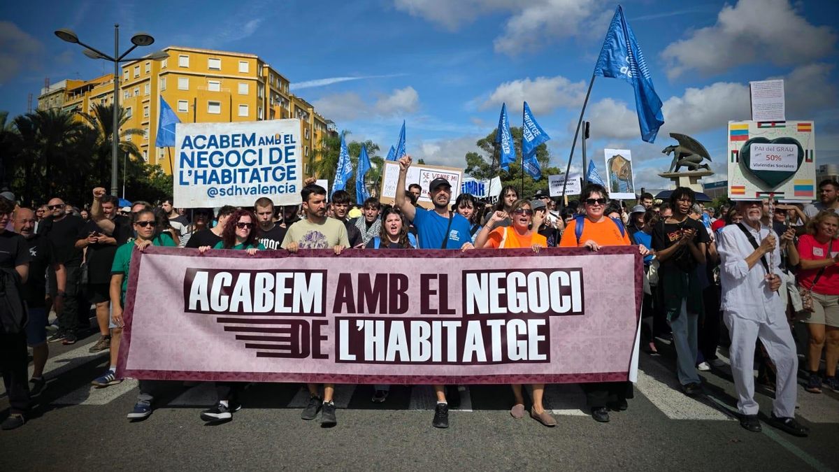 Un momento de la manifestación por la vivienda celebrada este sábado en València.