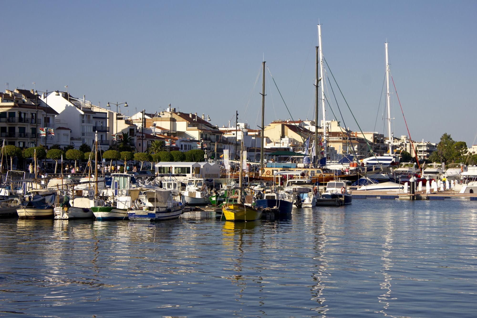 Mástiles en el puerto de Cambrils.