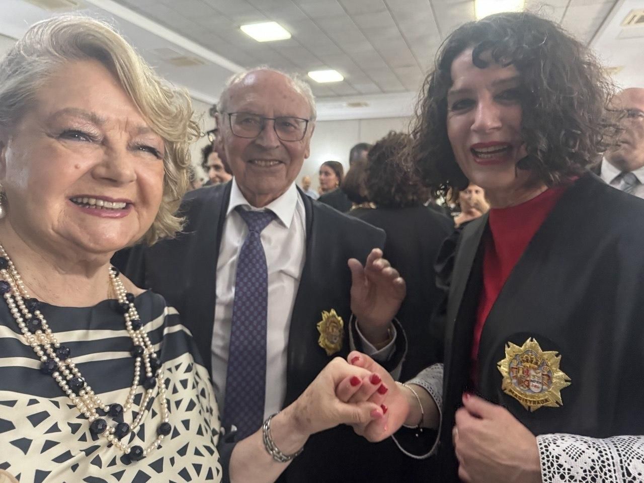 La madre del presidente del TSJC, junto a los padrinos del acto, Ramón Avello, padre de Juan Avello, y Gloria Poyatos.