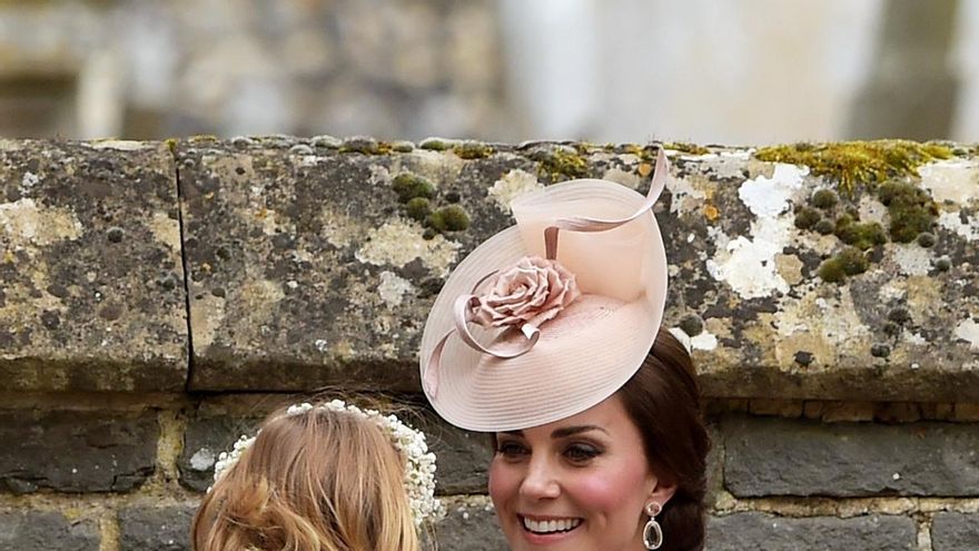 La duquesa de Cambridge su hija, vestida por la firma española Amaia Kids, en la boda de Pippa Middleton and James Matthews at St Mark's.