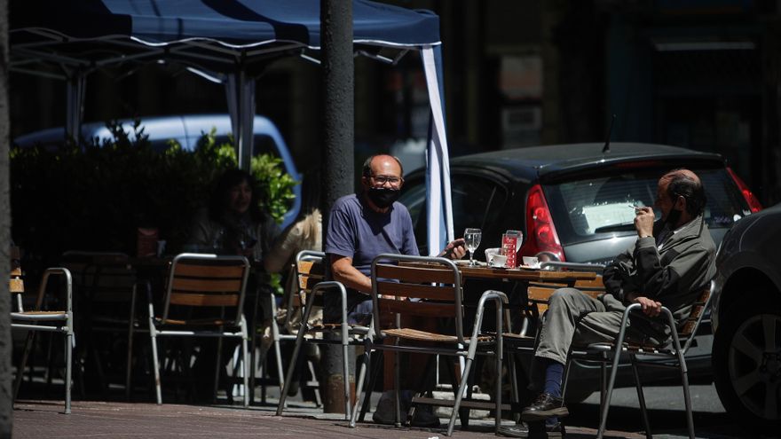 Los sectores que mostraron mayores magnitudes de subida fueron hoteles y restaurantes (31,9 %). Fotografía de archivo. EFE/Juan Ignacio Roncoroni