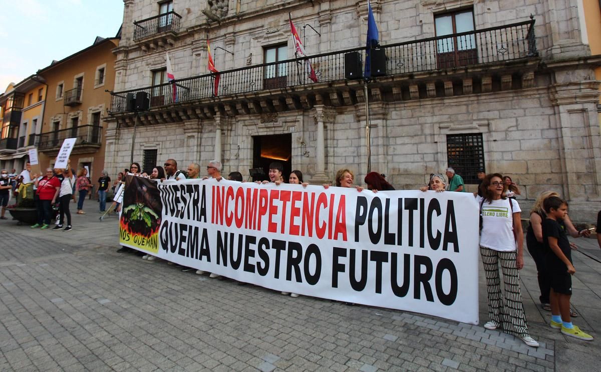 La pancarta principal de la segunda protesta en Ponferrada.