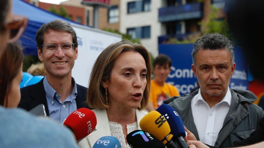 Cuca Gamarra se dirige a los medios de comunicación en el acto de fin de campaña en Logroño.