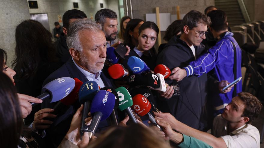 MADRID, 07/05/2026.- El ministro de Política Territorial, Ángel Víctor Torres, atiende a la prensa su salida del Ministerio de Sanidad, este jueves en Madrid, después de su reunión con la ministra de Sanidad, Mónica García, y con el presidente canario, Fernando Clavijo, con el fin de examinar la emergencia sanitaria del crucero MV Hondius. EFE/ Javier Lizón