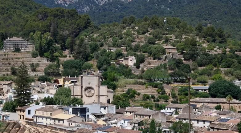 Vista panoràmica del municipi mallorquí d'Esporles i part de la Serra de Tramuntana