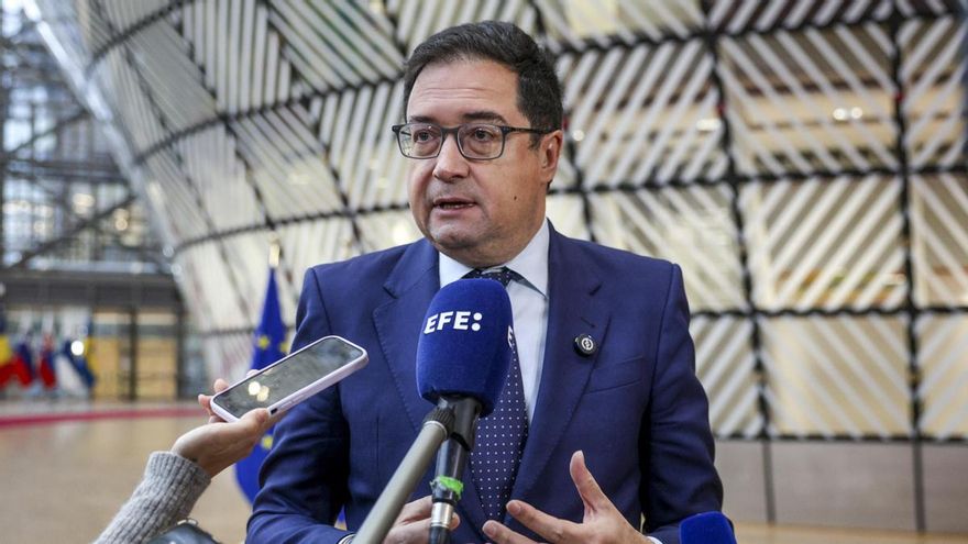 El ministro Óscar López atiende a los medios a su llegada, este viernes, a la reunión del Consejo de Ministros de Telecomunicaciones de la Unión Europea, en Bruselas.