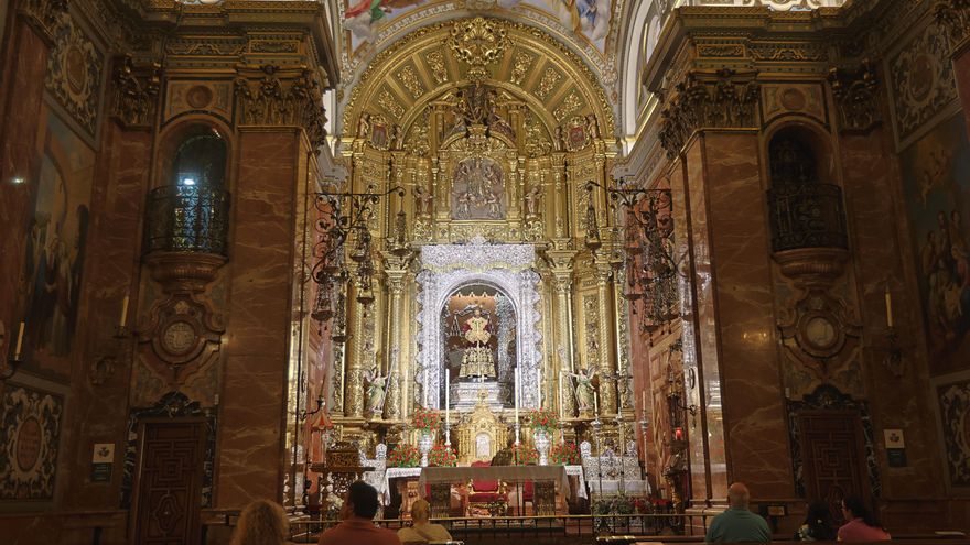 La Macarena regresa al altar casi cuatro meses después de la restauración