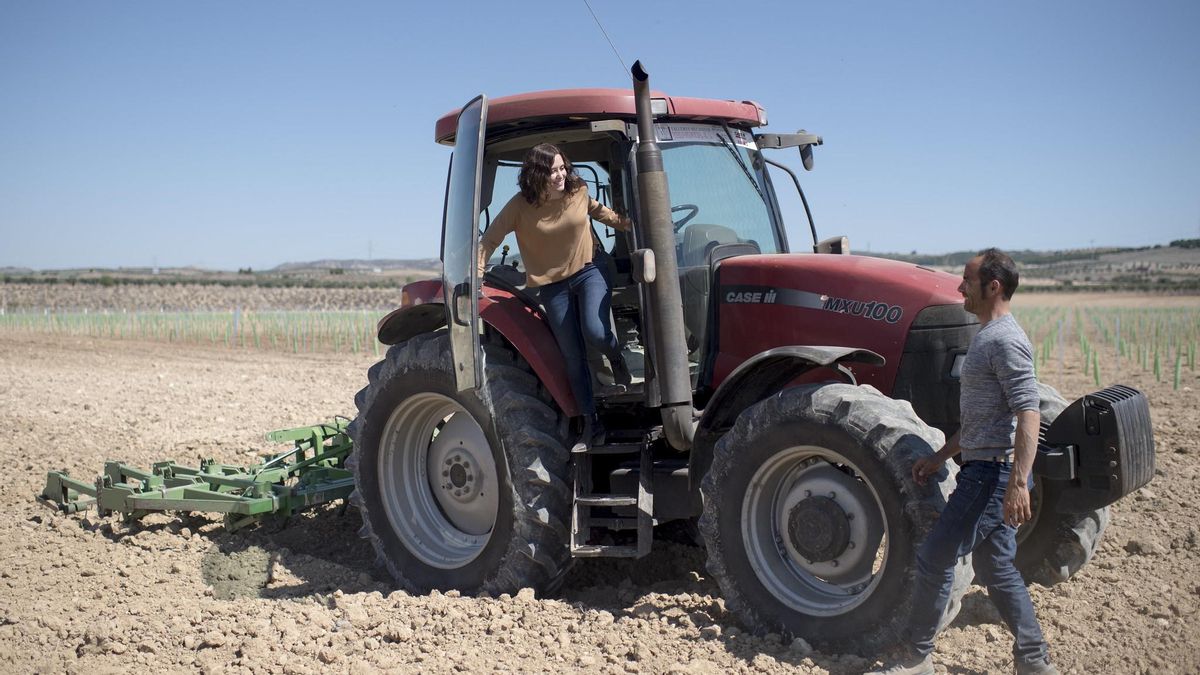 Isabel Díaz Ayuso baja de un tractor.