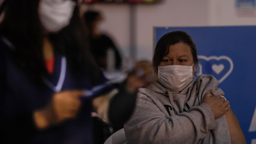 Fotografía de archivo de una persona mientras se vacuna contra la covid-19 en un vacunatorio de Tecnópolis en Buenos Aires, Argentina. EFE/Juan Ignacio Roncoroni