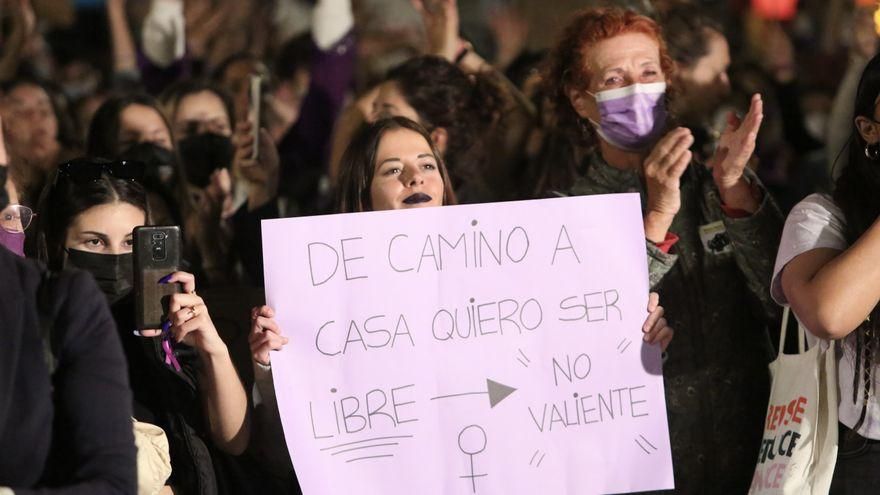 Una de las pancartas de la manifestación de este 8M en Gran Canaria. (ALEJANDRO RAMOS)