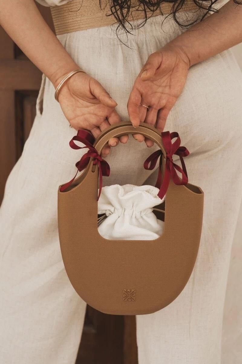 "Oliva" es un bolso impreso en 3D fabricado con huesos de aceituna.