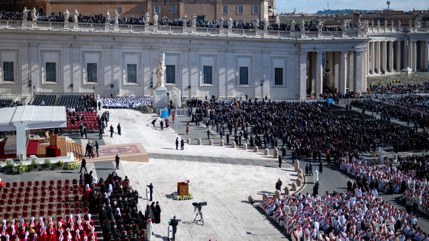 Miles de personas acuden al funeral del Papa, en la plaza de San Pedro, a 26 de abril de 2025.