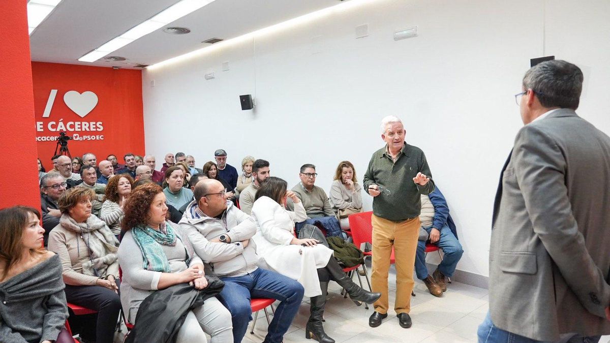 Gallardo durante uno de los encuentros con militantes del partido en Cáceres.