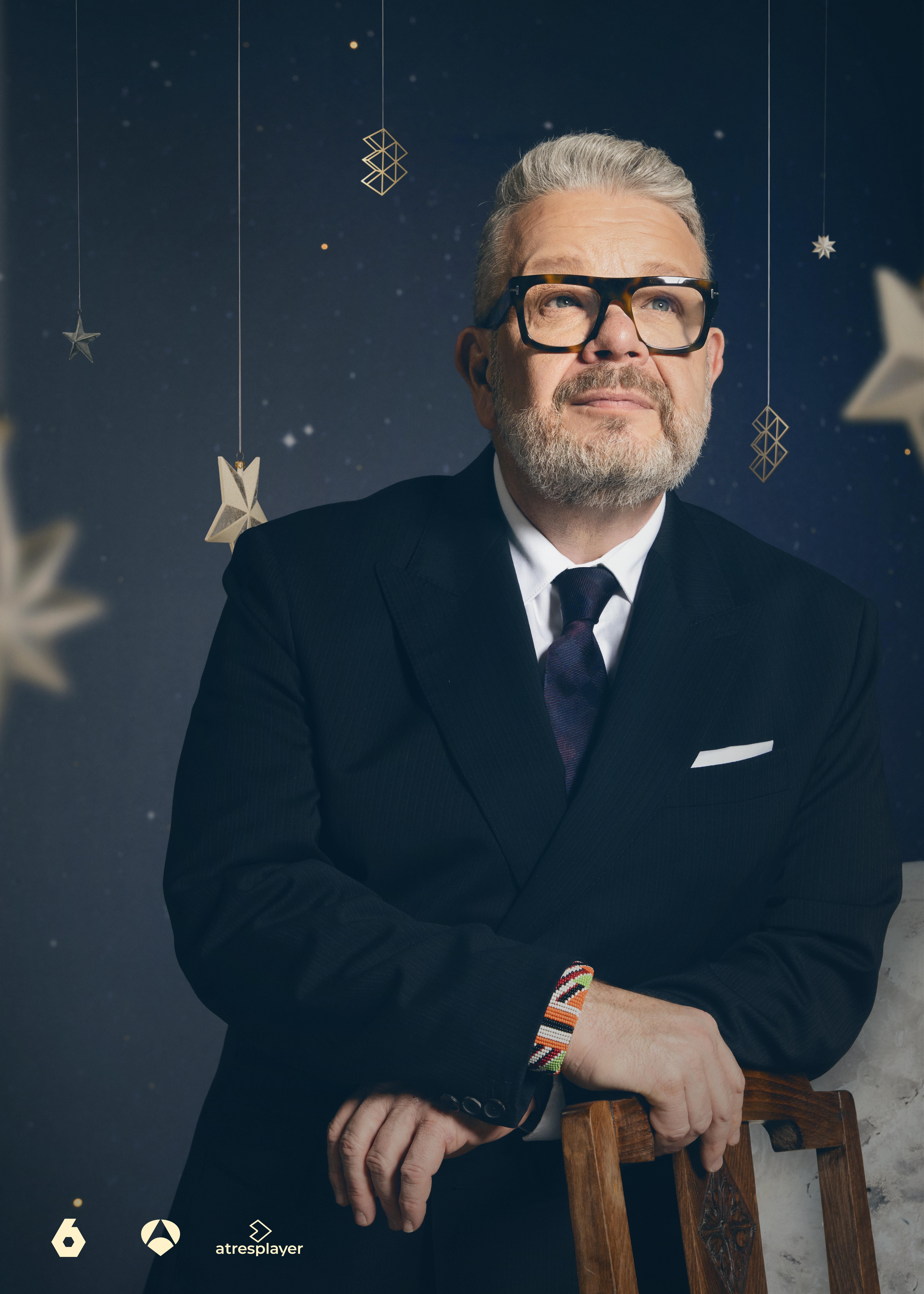 Cristina Pedroche y Alberto Chicote posan antes de las Campanadas 2025 - 2026 de Atresmedia