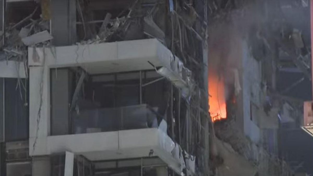 Un edificio en llamas tras los ataques sobre Tel Aviv.