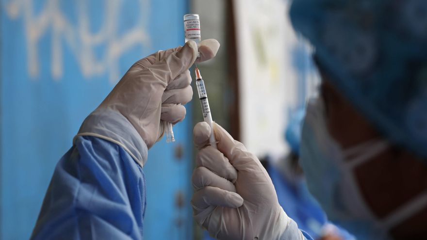 Trabajadores de la salud aplican la tercera dosis contra la covid-19, hoy, en el distrito Villa El Salvador de Lima (Perú). EFE/Paolo Aguilar
