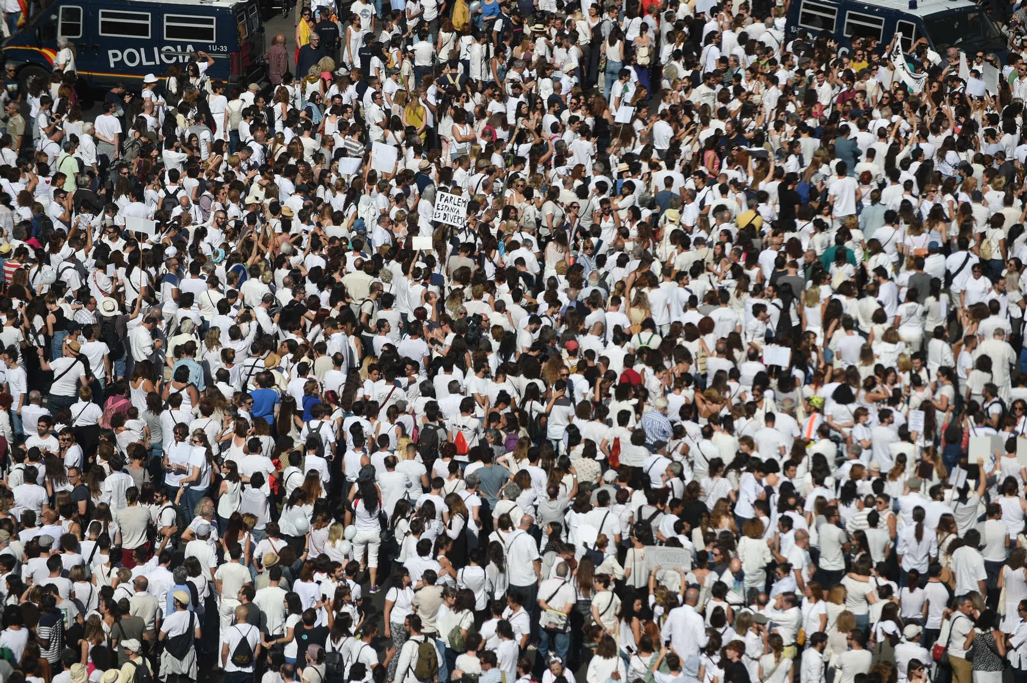 Manifestantes durante la concentración a favor del diálogo de este sábado en Madrid