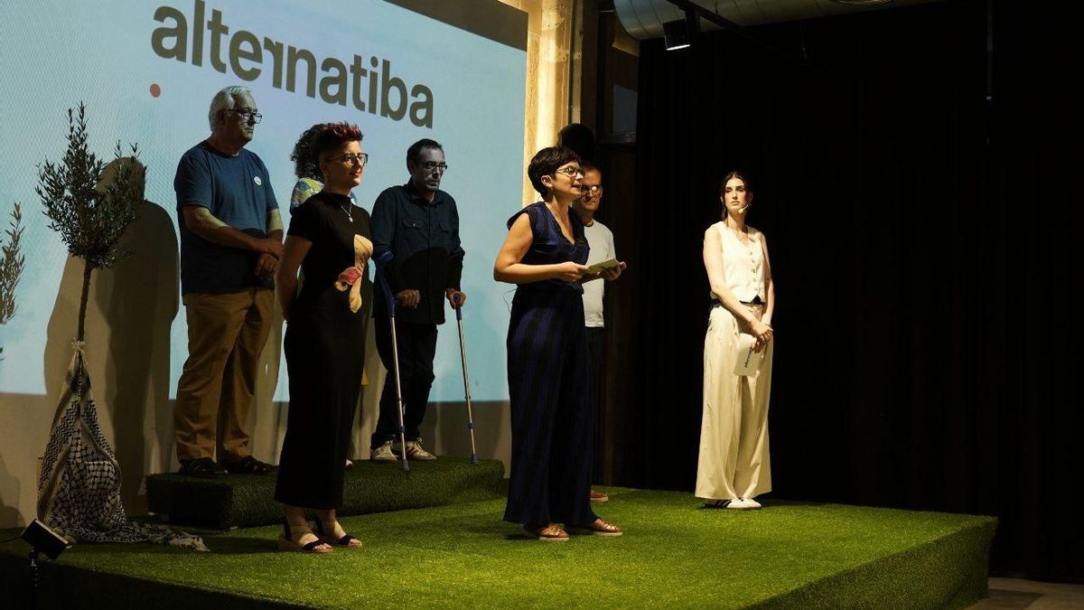María del Río interviniendo en la asamblea de Alternatiba rodeada del resto de miembros de la Coordinadora Nacional.