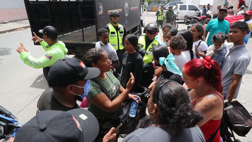 Personas protestan este sábado por la falta de respuesta del gobierno después de los terremotos ocurridos en la zona de Caraballeda, en La Guaira.