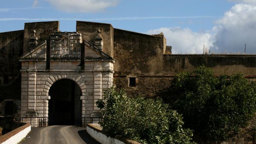 El patrimonio oculto de la puerta del Calvario, Olivenza, sale a la luz