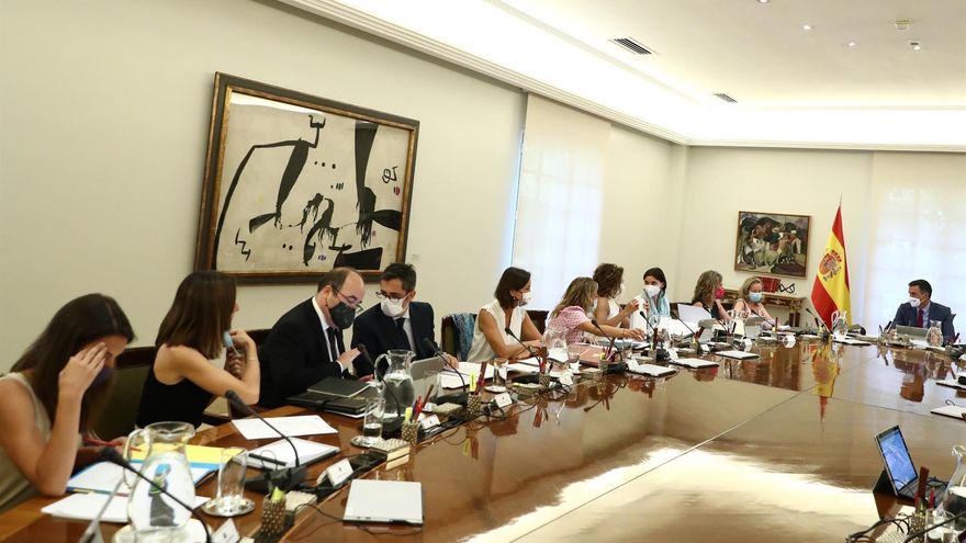 El presidente del Gobierno, Pedro Sánchez (d), preside el primer Consejo de Ministros tras el parón estival.