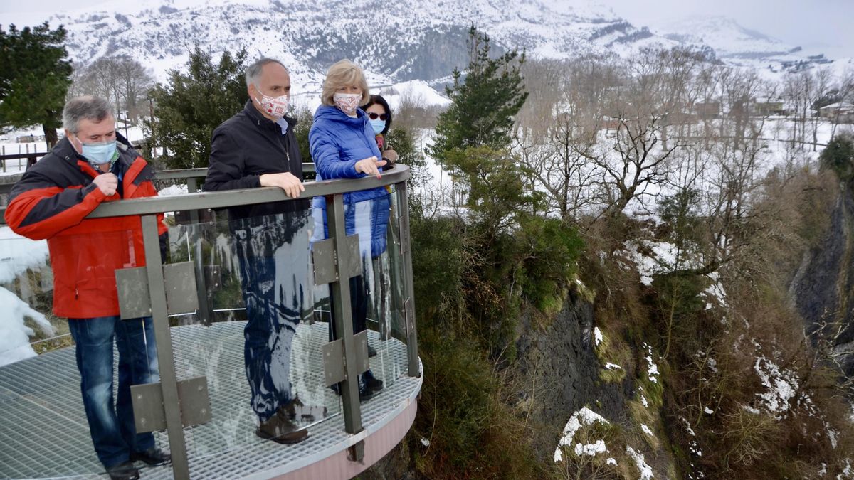 La consejera de Turismo y el alcalde de Soba en el mirador del río Gándara.