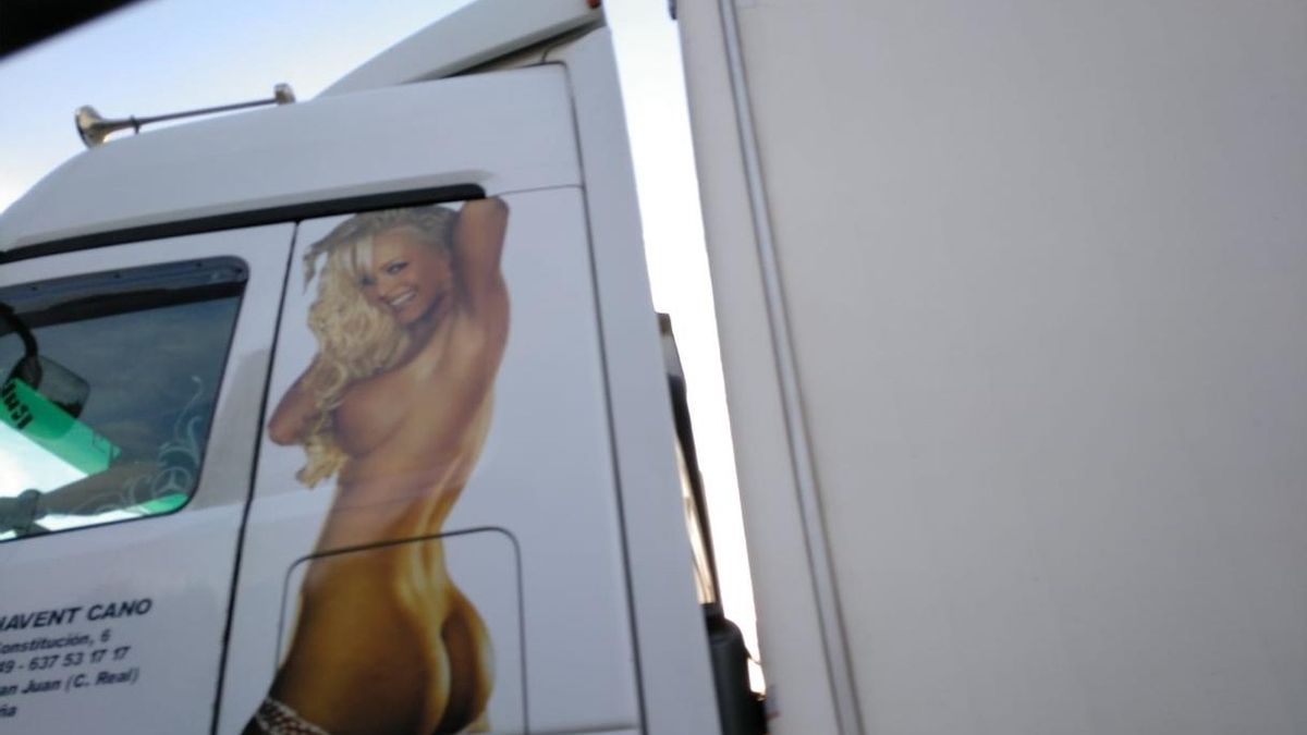 Un camionero condenado por llevar la imagen de una chica desnuda en su camión estudia recurrir la sentencia