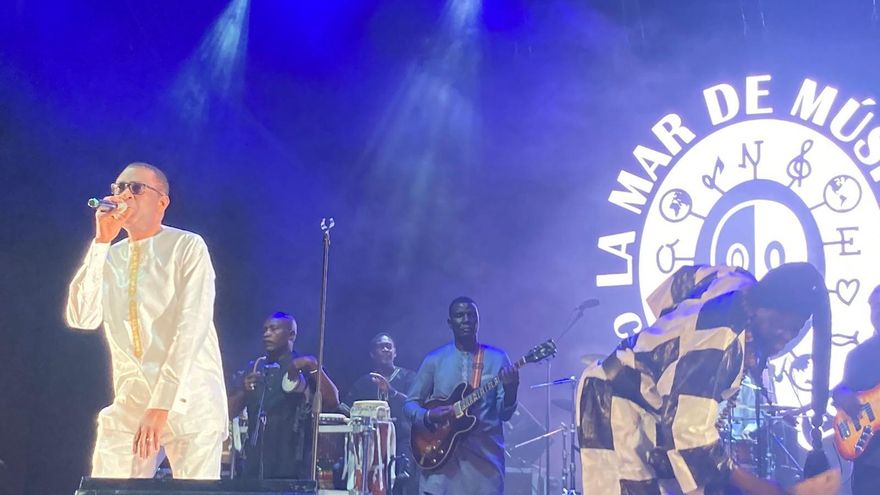 N'Dour, con uno de los bailarines que le acompañan en su espectáculo