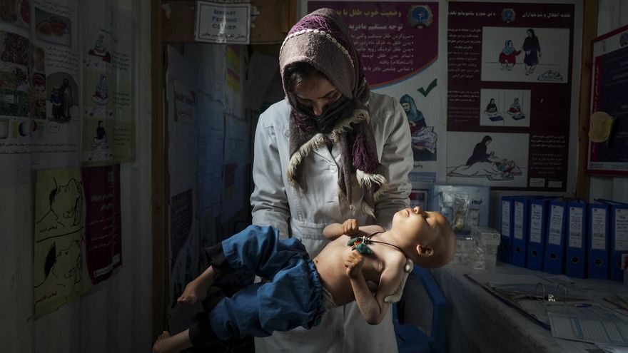 El veto talibán a las trabajadoras de las ONG en Afganistán enciende las alarmas: "Son indispensables"