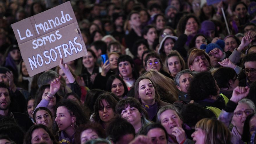 Miles de mujeres durante una manifestación convocada por la Comisión 8M.