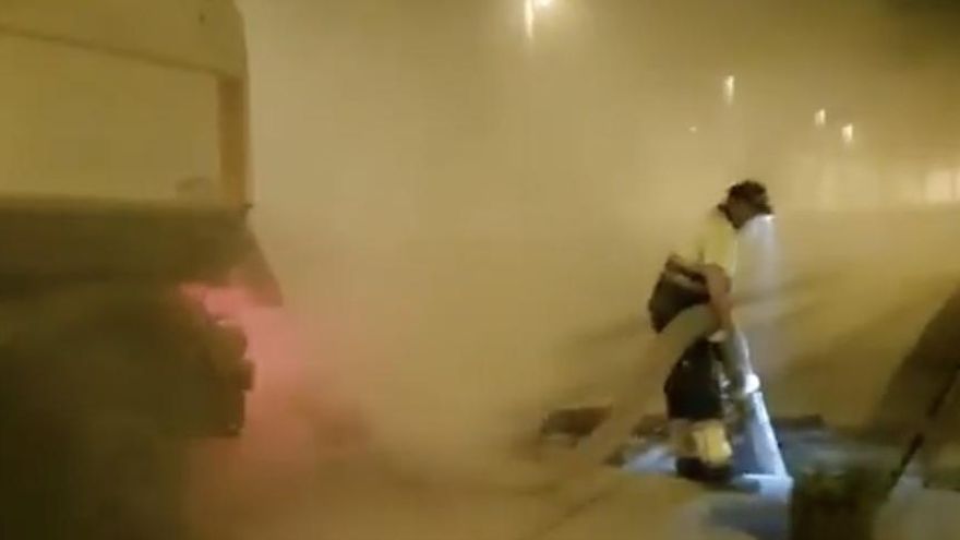 Un trabajador limpia las vías del tranvía de Tenerife