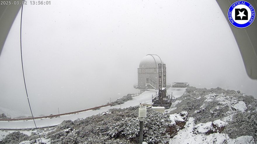 Las  cumbres de La Palma  se visten de  'indianas': una capa de nieve cubre el Roque